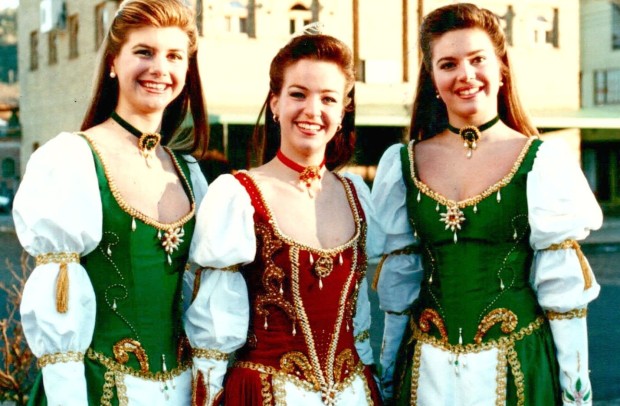 2000 / RAINHA: Ester Piazza Santin / PRINCESAS: Andréia Tebaldi, Júlia Casteli de Sordi
